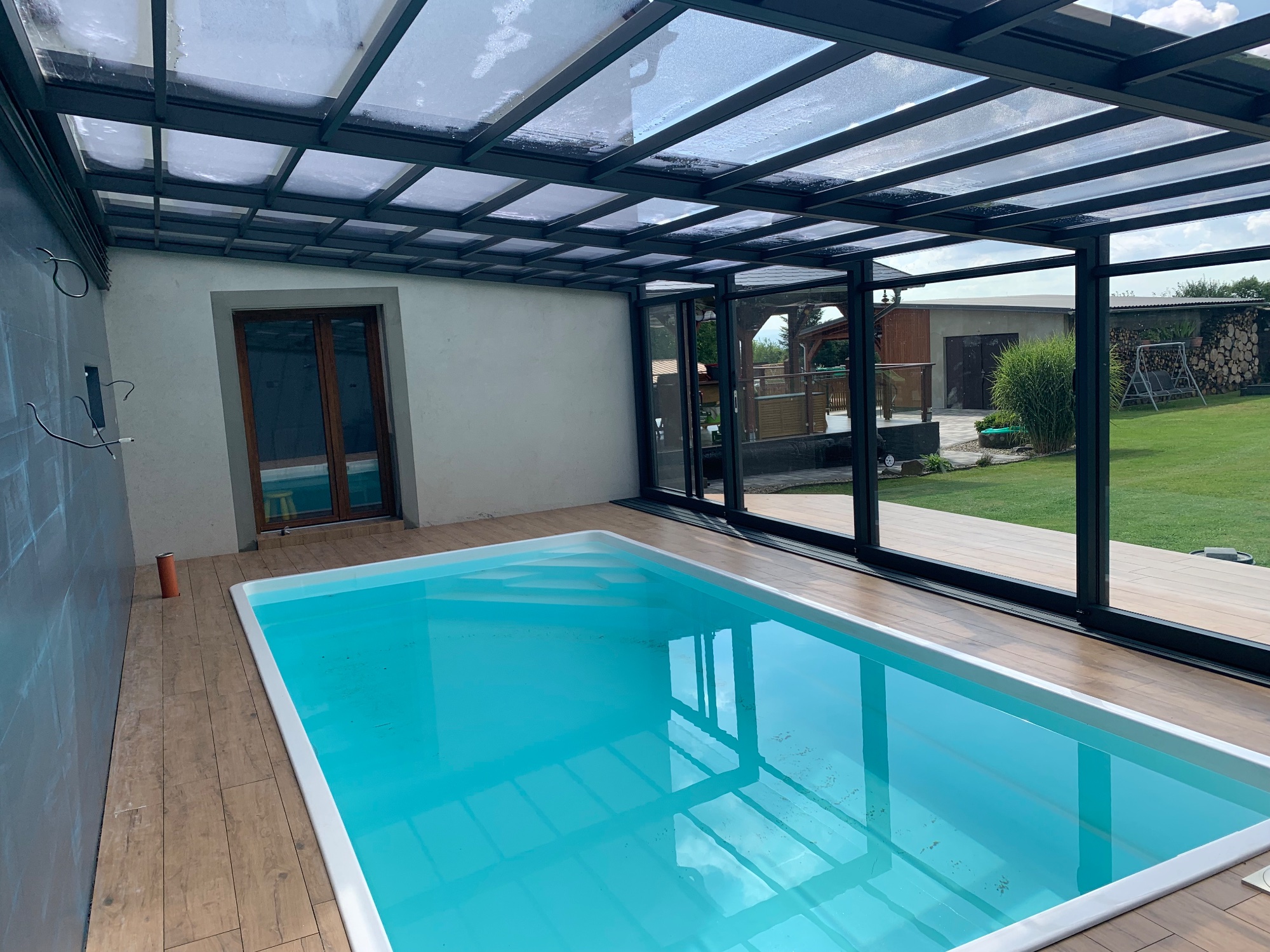 Vysoké zastřešení bazénu s posuvnými dveřmi - realizace Ostrava