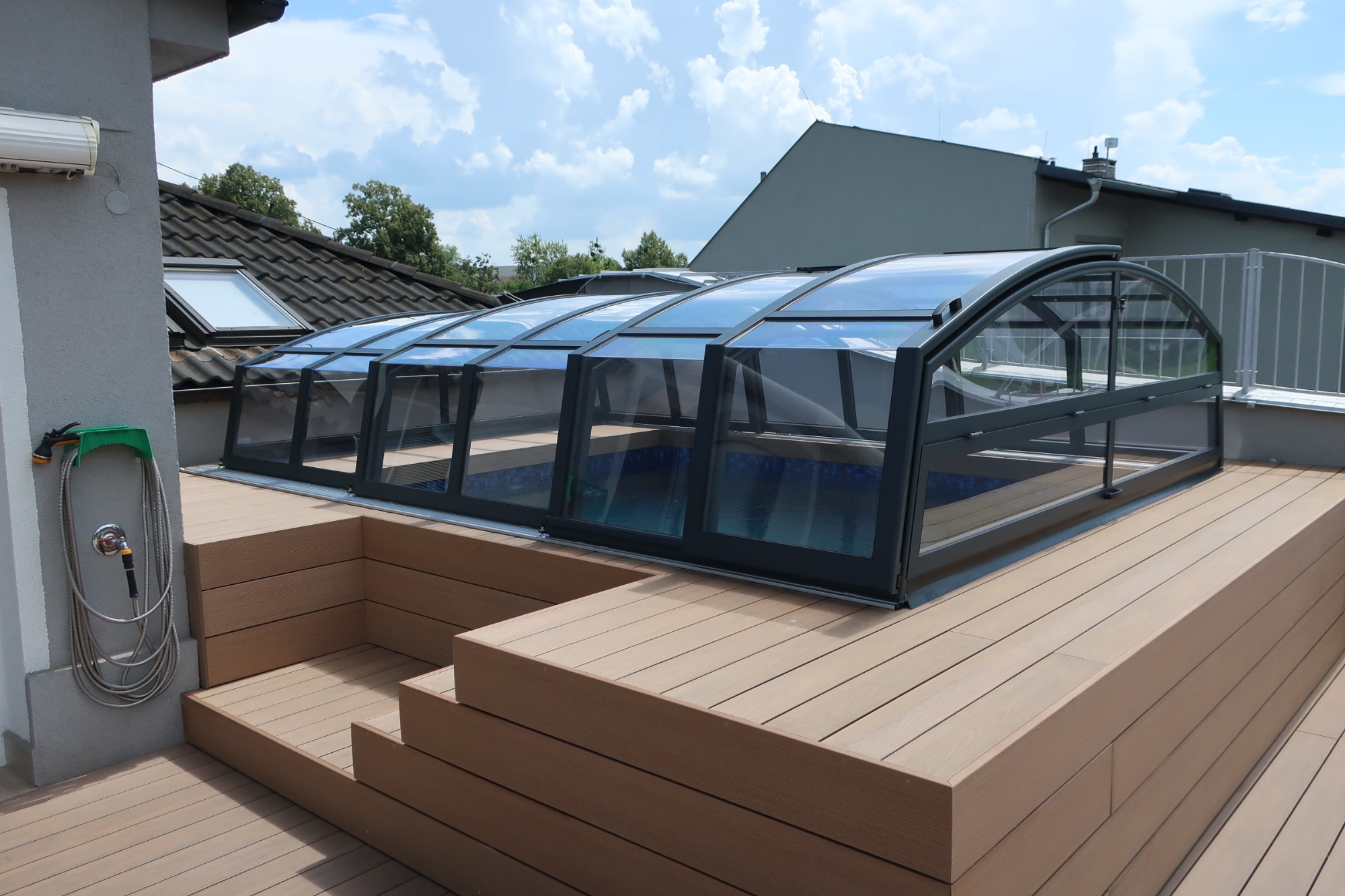 Moderní vysoké zastřešení bazénu s prosklením