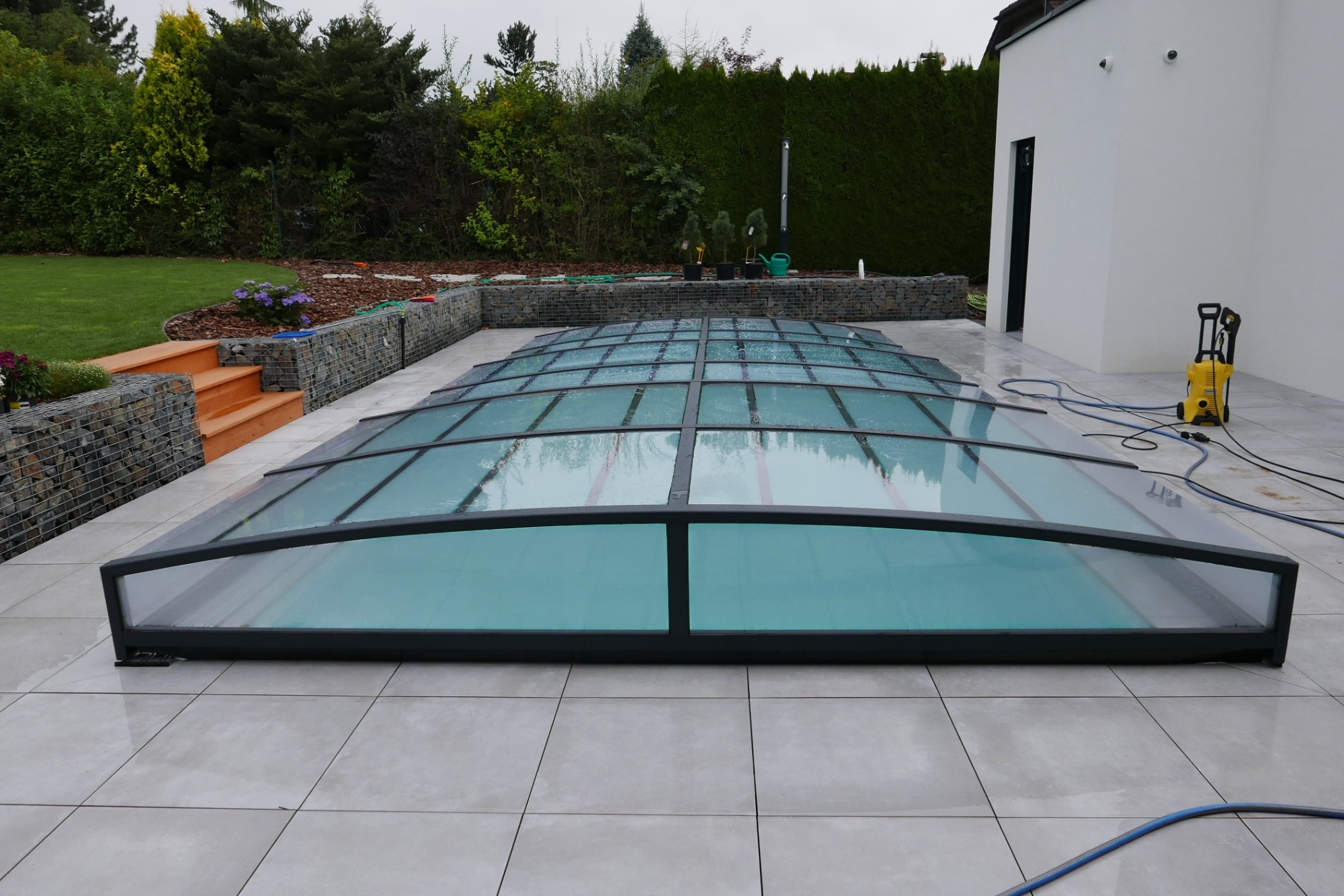 Nízké teleskopické zastřešení bazénu - diskrétní design