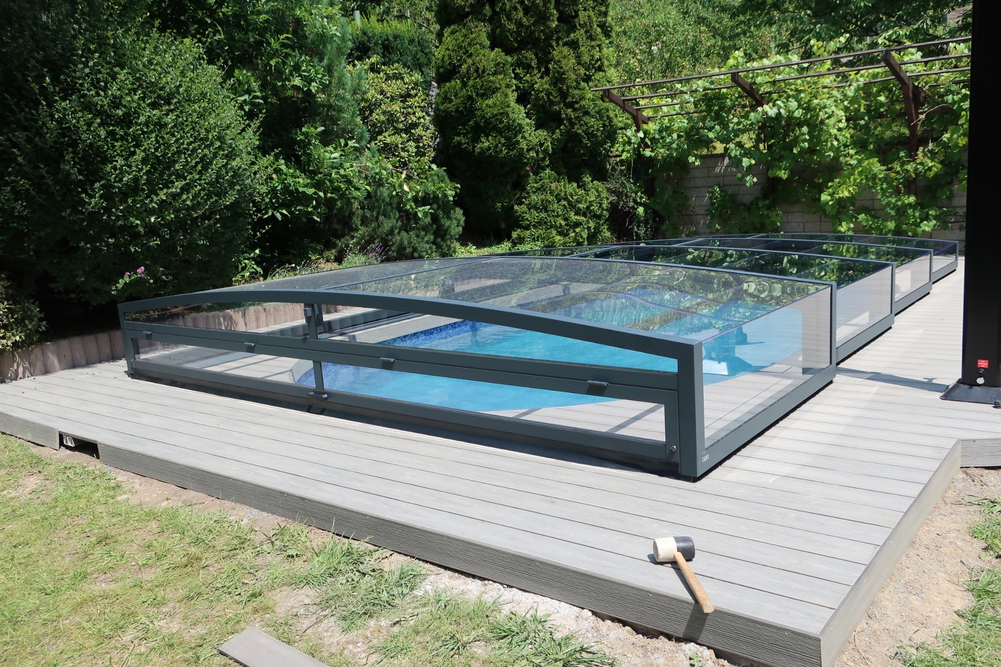 Posuvné nízké zastřešení s elektrickým pohonem